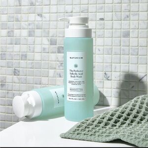 Naturium Salicylic Acid Body Wash - Light Green